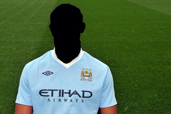 FUTCadeau's tweet image. Wie is dit? Eerste 10 retweets maken kans op 7,5k!