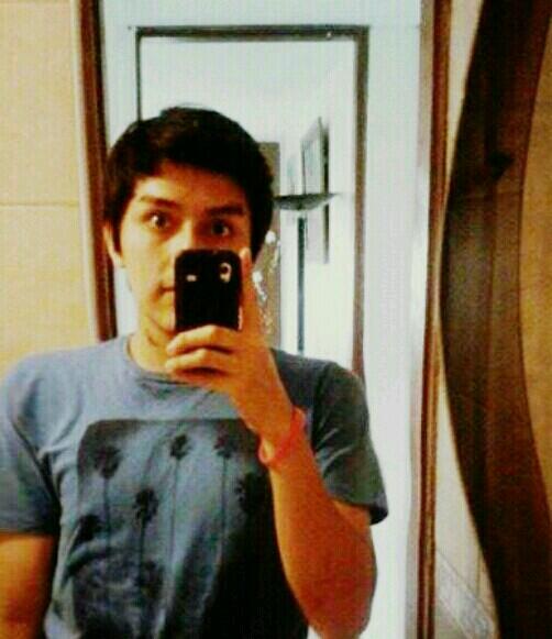 mide10no's tweet image. Bathrroom without door lol #jhos #house