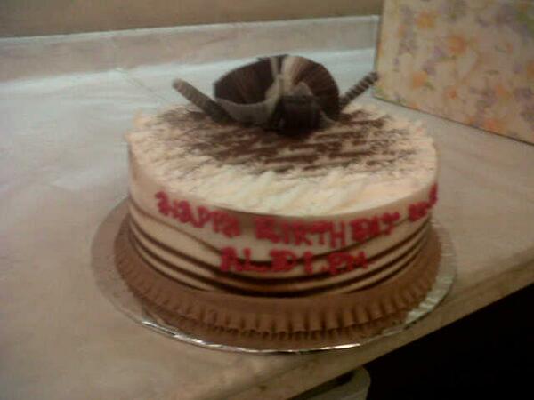 _ALDIcorpse's tweet photo. Thankx cake tiramisu nya :) 21 years old to me party ala family !!! With @petoiechawade ! http://t.co/8VvtrxthGW