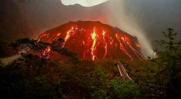 panaicera_'s tweet image. Pray for Gunung Api Kelud 😇😇😇
