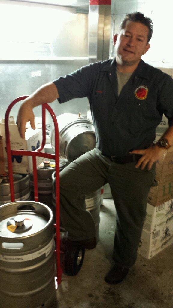 SirwisaBrewing's tweet image. Brenden posing with a keg of gratzer at @ThirstyBearBrew. Collaboration with @BrewLabSF and @southpawbbqsf
