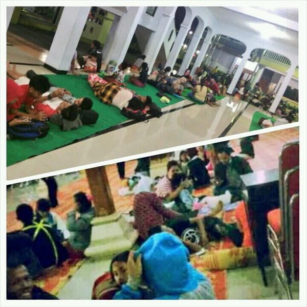 radiopatria's tweet photo. #InfoPatria #Kelud #PrayForKelud : Warga kota #Blitar yg mengungsi di Pendopo Kabupaten &amp; Masjid Agung Kota Blitar. http://t.co/RvFYLHhx12