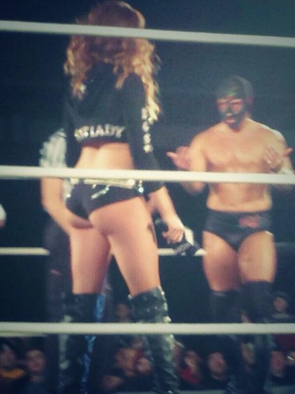 AstoundingMaria's tweet image. Photographers love my ass.