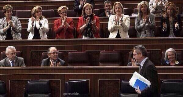 versoshits's tweet photo. No hay nada mas patético que unas mujeres aplaudiendo al hombre que les quita el derecho a decidir sobre sus cuerpo. http://t.co/F8bLYJNbiT