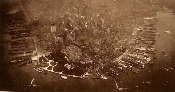 CoinWuTang's tweet photo. La primera foto aérea de Manhattan que se conoce, hecha por JH Hare en 1922. http://t.co/exdgOjd9Is