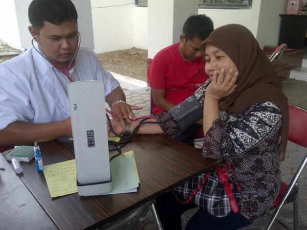infoTVRIACEH's tweet photo. Wah..kak Cut Sukhairiah jg ikuta,mendonorkan darah nya :) semangattt http://t.co/E6pjF2oDhX