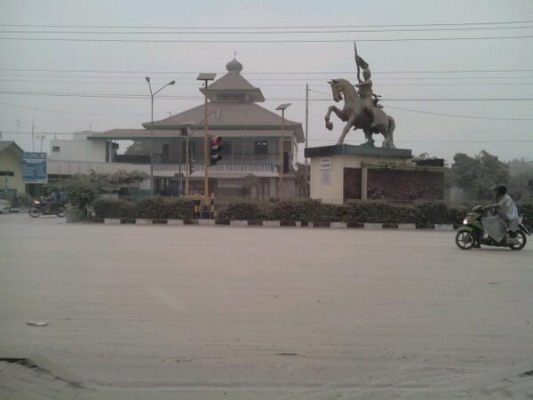Digitalogi's tweet photo. #DebuVulkanik @JogjaMedia: 10.46 Kondisi proliman Wates KP http://t.co/0yo71Uvuni via @Selmaselmos”
