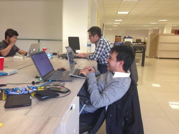 rockarloz's tweet image. Típico ver a @juancar1os con sus dos compus ! #hardprogramming