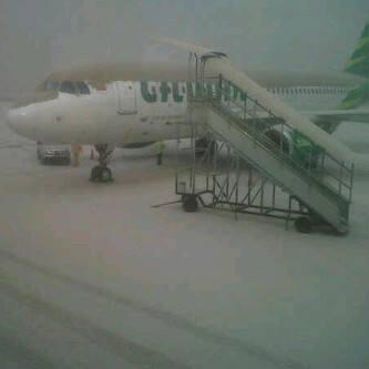 diahriyawanti's tweet image. Ya Allah.. RT @YogyakartaCity: #PrayForKelud Pesawat tertutup abu di Bandara Adisucipto Jogja #jogjaphoto via fb Anto
