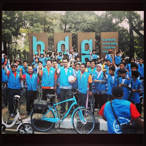 ridwankamil's tweet photo. Senangnya. Program #JumatBersepeda diikuti banyak anak sekolah.Ini anak2 smpn 7. Dg rompi biru. Let's bike to school. http://t.co/IaXmNRGal1