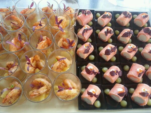 Weer mooie hapjes gemaakt.  Gamba met chillisaus en ananas.  Zalm rouleau met roomkaas.