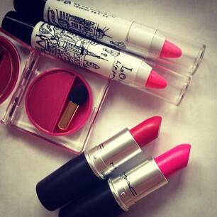 TheRealHerSA's tweet photo. Everyone loves lipstick. That's why we're giving two of these away! You know the drill.. Just RT! :) #RealWin http://t.co/TH1Jsw6Zxn
