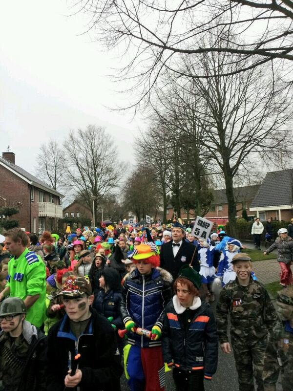 Een geweldige optocht met de <a href="/Aloysiusschool/">St Aloysius’ Catholic Primary School</a>! <a href="/CvHetPeleton/">Cv Het Peleton</a>, <a href="/CVdeKroegtijger/">C.V. De Kroegtijgers</a> bedankt voor de muzikale ondersteuning!