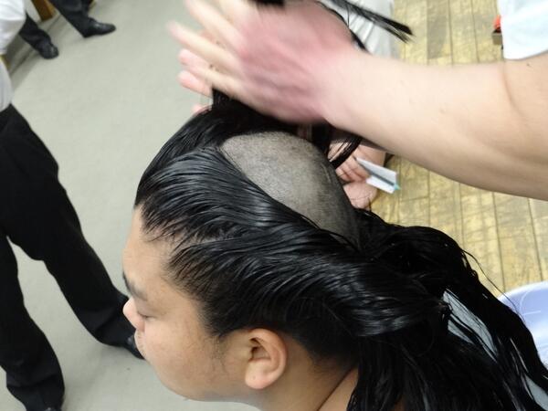 日本相撲協会公式 床山講習会 髪の量が多い力士は 写真の様に中剃りをしています 関取の中でも中剃りしている力士がいるそう Sumo Http T Co U5whqghazu