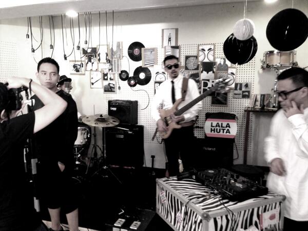 BlackHouseSeven's tweet photo. Just get up and dance with @bayurisa for blackhouse seven http://t.co/kDYTnHMloy