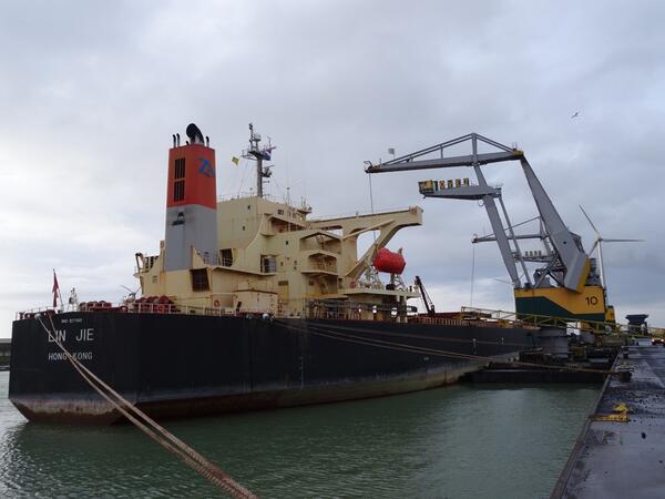 OvetShipping's tweet photo. mv Lin Jie discharging #coal at Kalootharbour #Flushing #Ovet http://t.co/TH3fBRYMsf