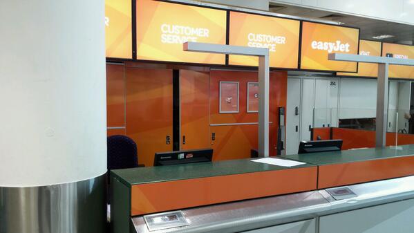 marciosoaresuk's tweet image. Do u see anyone there? No... that's @easyJet costumer service... inexistente #cheapservice #gatwick