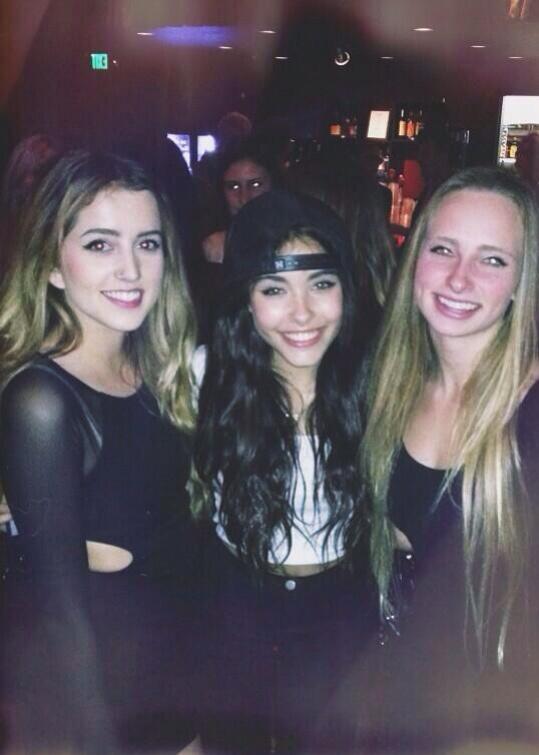 MadisonsUpdates's tweet image. Madison and fans last night (2)