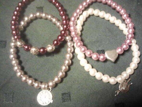Leuke armbanden met bedels. Kijk voor meer op afullhouse-creashop.nl