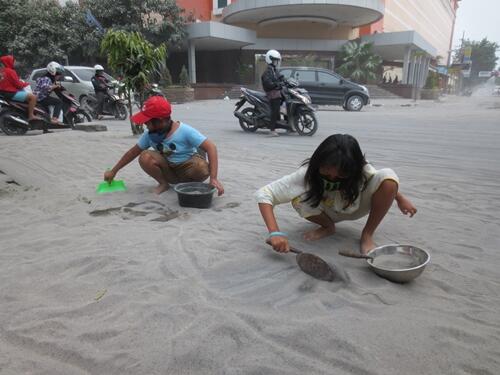 Digitalogi's tweet photo. #DebuVulkanik @LilikArayana: 14.30 - Bersih2 abu dan pasir #Kelud #PrayForKelud http://t.co/DTxOnpIWAo