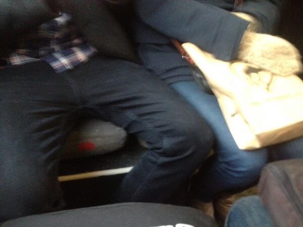 Spennende valg: mannen på setet overfor synes han har rett på 1,5 sete selv om det sitter noen ved siden av