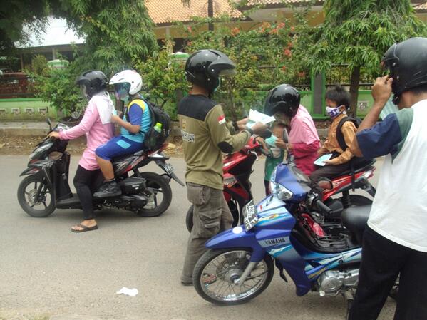 PKSTanahAir's tweet image. #KepanduanPKS: &quot;#pkstuban: #KepanduanPKS Tuban membagikan masker gratis utk pngdra motor. Tang..http://t.co/mWyB5jtig9&quot;