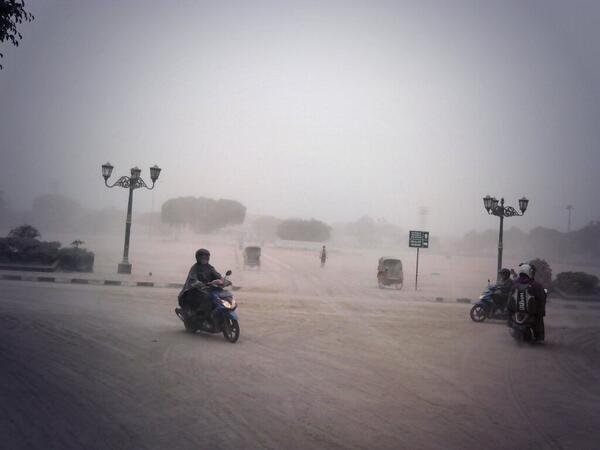 “@RynaldiYR: Alun alun utara Jogja RT @Octi_Osca: Tetap tabah dan selalu semangat teman.. :') #PrayForKelud ”