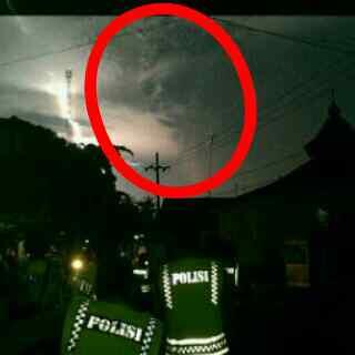 Slalu ada penampakan disaat terjadi bencana. *Gunung Kelud*