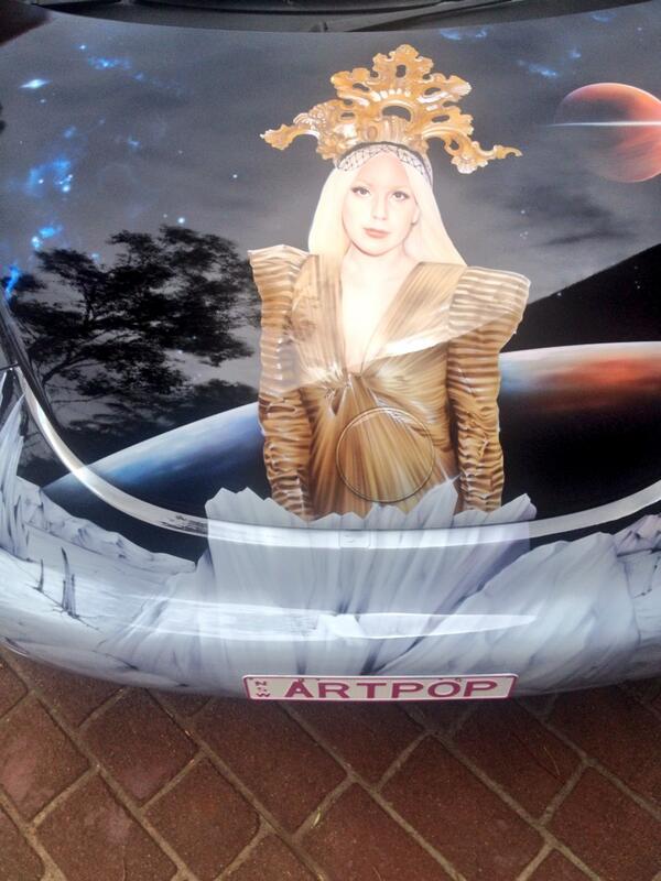 AdvanAirbrush's tweet photo. #ladygaga #ladygagacometofinland #wayneharrison #artpopcar #airbrush http://t.co/bXFtTzCFKG