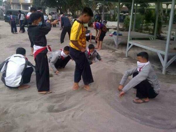 ningrumbarodin's tweet photo. DeGalih, baik2 dsana y RT @GontorIndonesia: Anak2 selalu bisa melihat sisi lain sebuah peristiwa #Gontor3 #Pray4Kelud http://t.co/Hr5Ph0ZhlQ