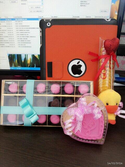 FefeMa7's tweet image. Makasih coklatnya teman temanku yg aq sayangi .Makasih juga papa atas Ipadnya  Awesome banget &amp;gt;.&amp;lt;