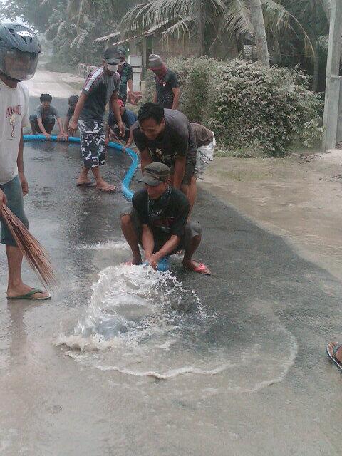 harrycacink's tweet photo. Bersih2x jalan di sedayu jogja. Ketebalan abu sampai 3cm. http://t.co/LqFdg7i0g1