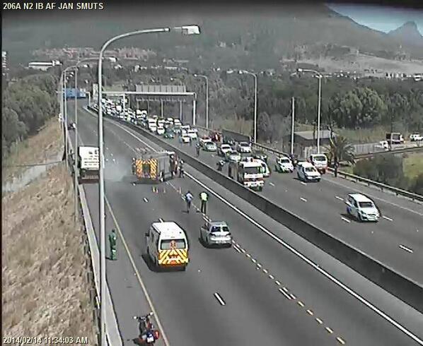 CapeTownFreeway's tweet image. Update: Vehicle Alight: N2 inbound after Jan Smuts, all lanes closed. Use alternate route.