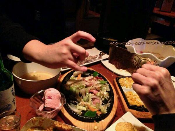 Chicken_Fi's tweet photo. @XoulVermillion @X_Quma__  @666Muggers 홍대 술통에서 신나게 마시는중입니다. 형들이 술 너무 잘 마시는것 같아요 http://t.co/HAxFcylfIC