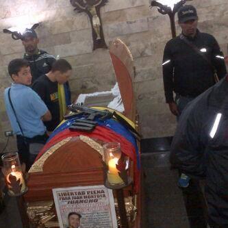 DeejaySarmiento's tweet photo. @reinaldoprofeta MIRA COMO VELAN AL TUPAMARO Q MATO AYER LA PNB EN ENFRENTAMIENTO CUANDO DISPARABA A ESTUDIANTES EN http://t.co/TPZdvaXx7m