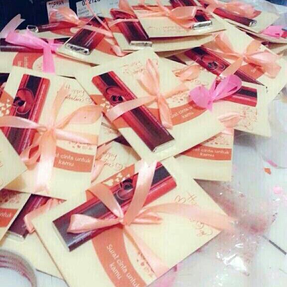 Mau? Sekarang langsung datang aja ke kemang... ada ratusan coklat yg di bagiin free..