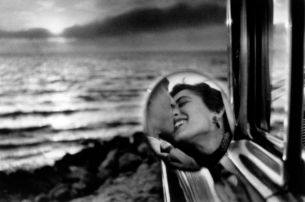 QvaleGalleri's tweet photo. Happy Valentine's Day fra oss! Foto: Elliott Erwitt, 1955. #qvale #galleri #happy #valentine #foto #elliotterwitt http://t.co/YcF4qfI9LZ