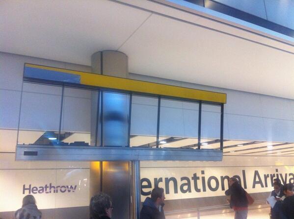 dhuelsermann's tweet image. FINALLY @HeathrowAirport found a way to solve the #ScreenGate