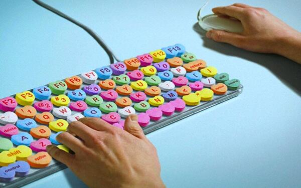 Agency323's tweet photo. RT @FPR_US In celebration of Valentine's Day we gave all our folks edible candy heart keyboards for the day... http://t.co/Pw2fRe5pKG