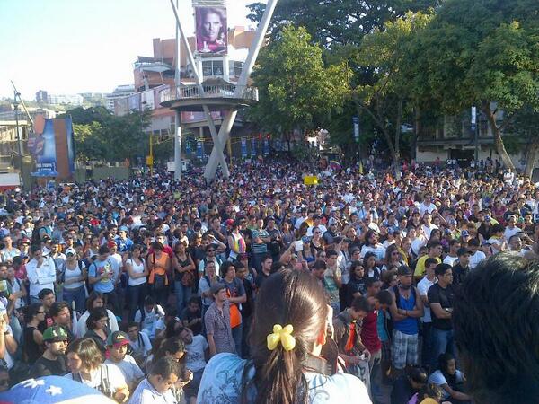 JesusAPalma's tweet photo. 5:21pm Saliendo desde Las Mercedes hacía la autopista Francisco Fajardo http://t.co/lcMClnhin4