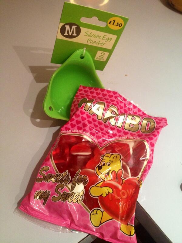 TamayaAdams's tweet image. A best mate knows what I need on Valentines Day! 😝 Thanks wifey @katybabyx6 💕👌You know me too well! #sweets4mysweets