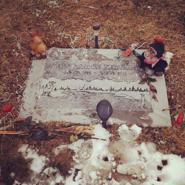 TabithaRuby's tweet photo. I decorated my brothers grave! It's not much, but it's something. Happy Valentine's day man!! ❤️😘 http://t.co/eoPi4xOUTZ