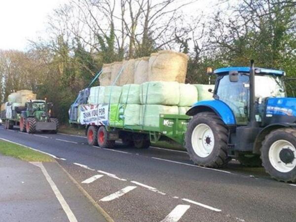 The worst of things brings out the best - fab image from <a href="/mediafran/">Fran Perrow💙🇺🇦</a> of Yorkshire farmers 10 hr tractor trip to SW