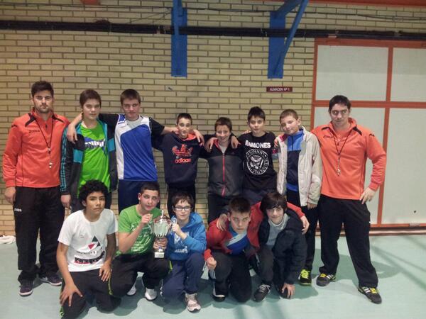 fussion_Gi7's tweet photo. Fotazo del equipo campeon de liga!! Grandes!! http://t.co/jsO2xrhT6G