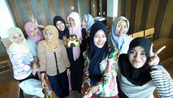 LFRamadhani's tweet photo. Thanks buat hari ini guys:* loveyouu{} @MariaUlfaLubis1 @cutzakiahzuhra @rafidahhanum @uun_Ulfa oci, yusam, rini, ayu http://t.co/6e3DwWJhe4