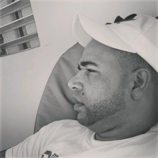 JuniorBongo3's tweet photo. En tranquilidad escuchando salsa....ummmm http://t.co/NY3X16zDmX