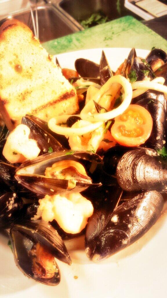 MartinosChef's tweet photo. Freshly steamed mussels. ... http://t.co/ZHXDOuM58J