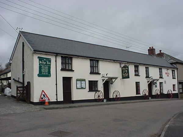 DevonGoodPub's tweet photo. Bridge Inn, Bridgerule. Old fashioned viilage local. Only pub West of River Tamar in Devon.http://t.co/8MCrP2asvl http://t.co/qRcMyae8Y3