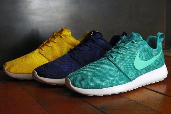 JsTrendz's tweet image. Roshe floral pack #FloralNike