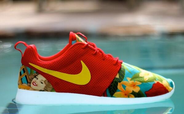 JsTrendz's tweet image. Floral roshe! #BrightRed #StandOut #FloralNike